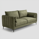 Vista lateral del sofá Marina verde, apreciando la profundidad del asiento y la elevación de la estructura sobre sus patas de metal que facilitan la amplitud visual.