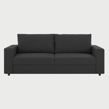 Vista frontal del sofá Ocampos de tres cuerpos en color negro, mostrando una estética sobria y sofisticada que realza el volumen de su estructura y el confort de su acolchado integral.