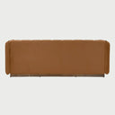 Vista posterior del sofá Porfirio de tres cuerpos en color naranja, mostrando un acabado liso y elegante que resalta su construcción robusta y lineal, ideal para espacios abiertos.