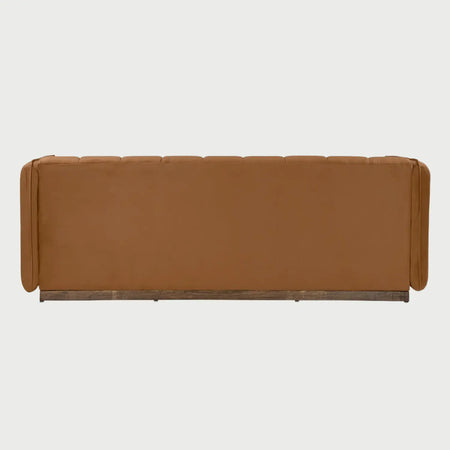 Vista posterior del sofá Porfirio de tres cuerpos en color naranja, mostrando un acabado liso y elegante que resalta su construcción robusta y lineal, ideal para espacios abiertos.