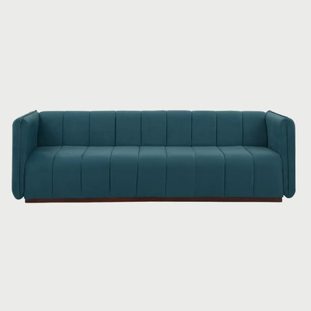 Vista frontal del sofá Porfirio de tres cuerpos en color verde bosque, mostrando su silueta arquitectónica y la calidez de su base de madera en una combinación de inspiración orgánica.