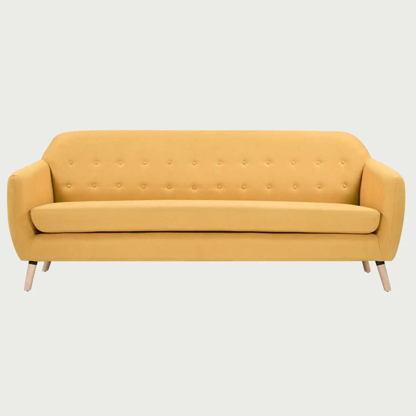 Vista frontal del sofá San Blas GAIA de tres cuerpos en tela amarilla, con respaldo capitoneado de dos filas de botones, asiento corrido y patas de madera en acabado encino claro.