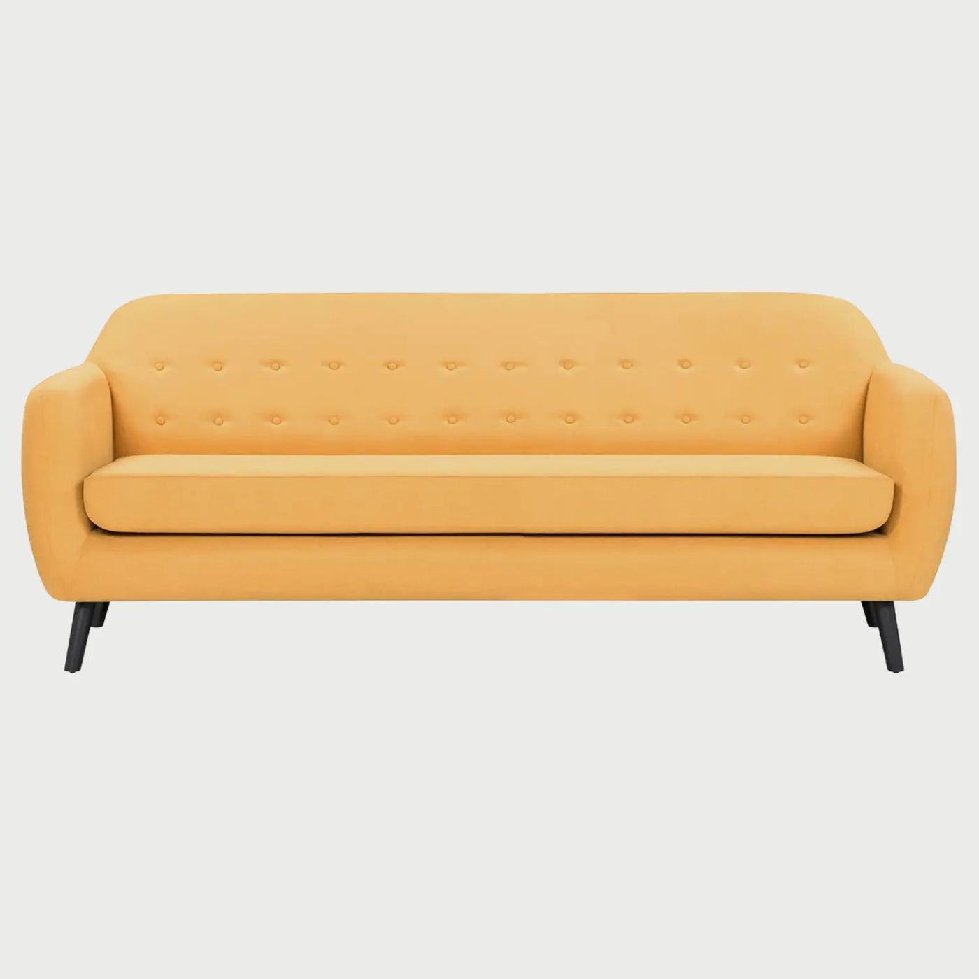 Vista frontal del sofá San Blas GAIA de tres cuerpos en tela amarilla, con un respaldo capitoneado de dos filas de botones, asiento corrido de gran formato y patas de madera inclinadas en color oscuro.