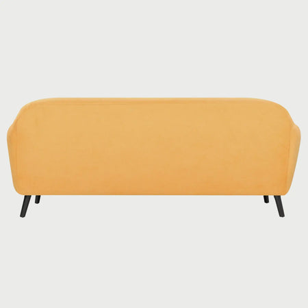 Vista posterior del sofá San Blas de tres cuerpos en color amarillo, mostrando un respaldo liso totalmente tapizado y la estructura sólida que permite su lucimiento en cualquier parte de la sala.