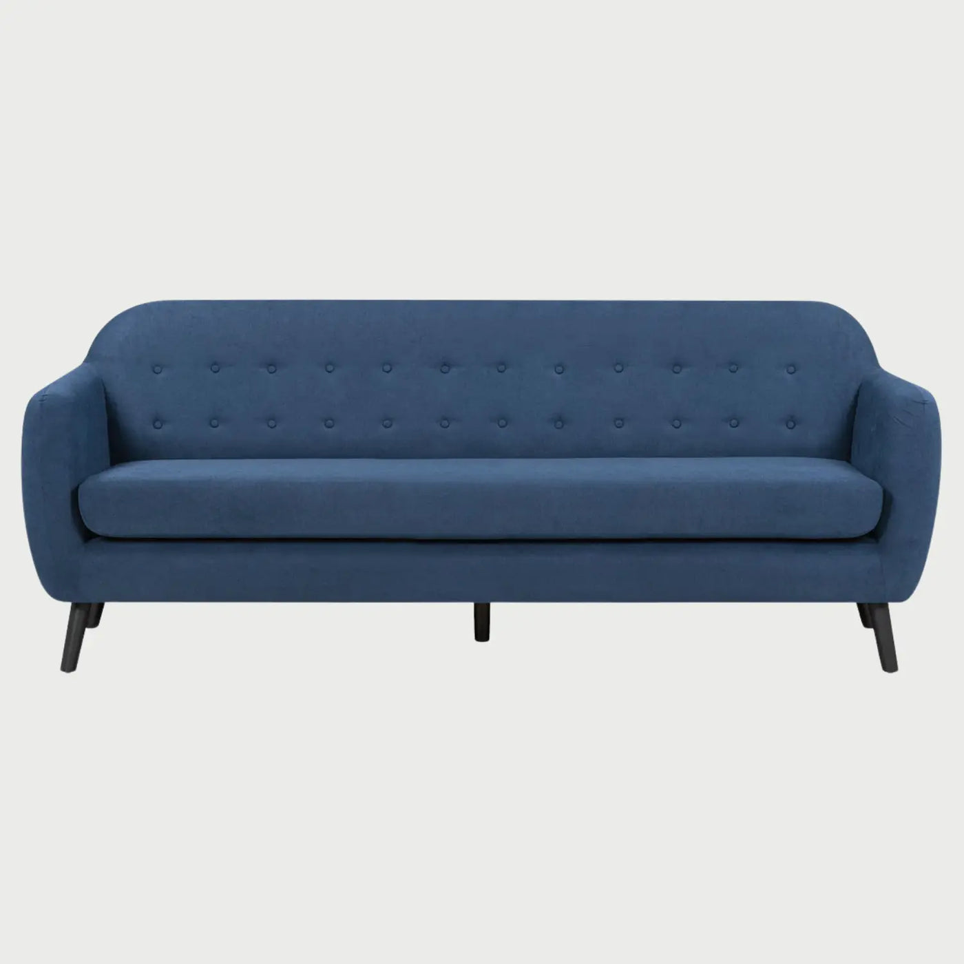 Vista frontal del sofá San Blas de tres cuerpos en color azul, destacando el contraste entre el tapizado vibrante y el detalle clásico de los botones en el respaldo.
