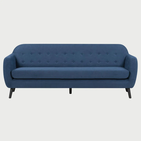 Vista frontal del sofá San Blas de tres cuerpos en color azul, destacando el contraste entre el tapizado vibrante y el detalle clásico de los botones en el respaldo.