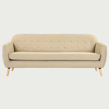 Vista frontal del sofá San Blas de tres cuerpos en color beige, destacando la armonía entre el tapizado neutro y las patas de madera en acabado encino.