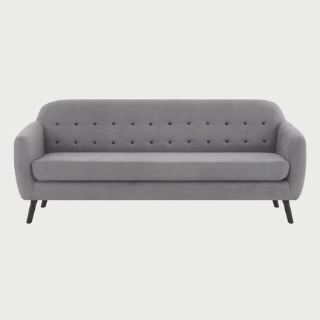 Vista frontal del sofá San Blas de tres cuerpos en gris oscuro, mostrando el contraste elegante entre el textil profundo y el acabado encino de las patas de madera.