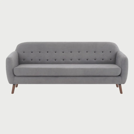 Vista frontal del sofá San Blas de tres cuerpos en color gris, resaltando el diseño clásico del capitoneado en el respaldo y la elegancia de su estructura de tres plazas.