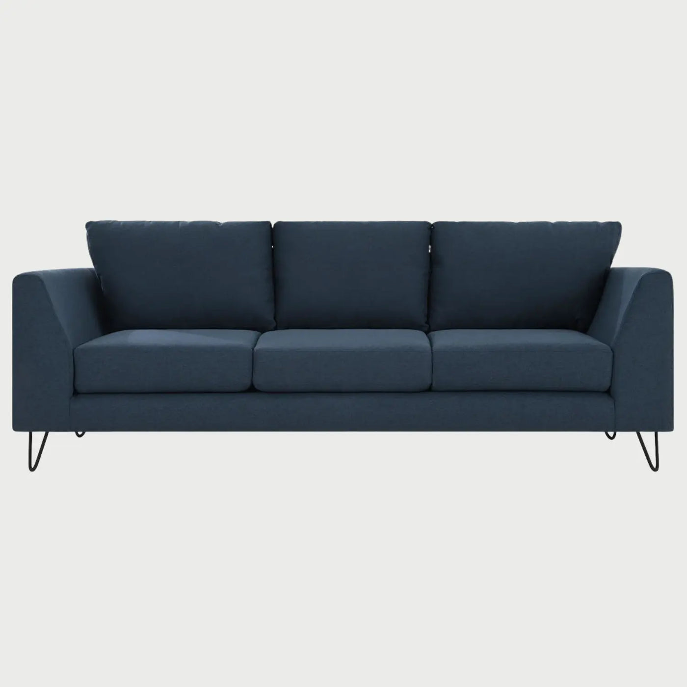 Vista frontal del sofá Yoco GAIA de tres cuerpos en tela azul, con tres cojines de respaldo individuales, tres cojines de asiento y patas metálicas delgadas de estilo industrial en color negro.