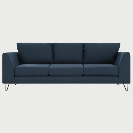 Vista frontal del sofá Yoco GAIA de tres cuerpos en tela azul, con tres cojines de respaldo individuales, tres cojines de asiento y patas metálicas delgadas de estilo industrial en color negro.