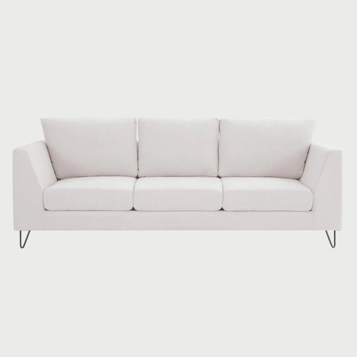 Vista frontal del sofá Yoco de tres cuerpos en tela blanca, con tres cojines de respaldo, tres cojines de asiento y patas de madera en acabado negro que aportan un contraste moderno y minimalista.