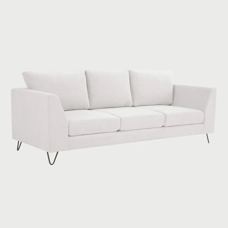 Vista lateral del sofá Yoco blanco, resaltando el perfil recto de sus descansabrazos y la estabilidad de su base elevada sobre patas de madera negras.