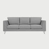 Vista frontal del sofá Yoco de tres cuerpos en color gris claro, destacando su organización simétrica de tres plazas y su diseño de líneas limpias para interiores modernos.