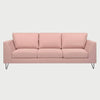 Vista frontal del sofá Yoco de tres cuerpos en color rosa, mostrando una estética contemporánea y suave con cojines mullidos y estructura de soporte minimalista.