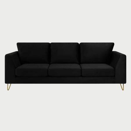 Vista frontal del sofá Yoco de tres cuerpos en terciopelo negro, destacando la elegancia del tono oscuro con el reflejo suave del terciopelo y patas metálicas negras.