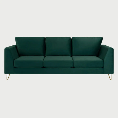 Vista frontal del sofá Yoco de tres cuerpos en terciopelo verde, resaltando la intensidad del color y la estructura de tres plazas con diseño contemporáneo.