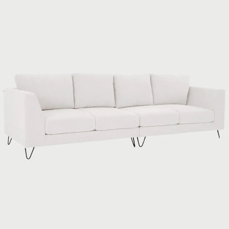 Vista lateral del sofá Yoco de cuatro cuerpos en color blanco, resaltando el diseño recto de sus descansabrazos y la robustez de su estructura extendida soportada por patas de madera oscura.