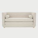 Vista frontal del sofá cama Basil en color blanco, con diseño de respaldo bajo, asiento de doble capa y patas de madera natural con acabado barnizado.