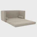 Vista lateral del sofá cama Basil amarillo, resaltando el perfil redondeado de sus brazos y la estructura compacta que optimiza el espacio sin perder profundidad de asiento.