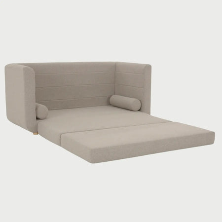 Vista lateral del sofá cama Basil amarillo, resaltando el perfil redondeado de sus brazos y la estructura compacta que optimiza el espacio sin perder profundidad de asiento.