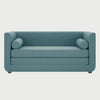 Vista frontal del sofá cama Basil en color verde, mostrando su silueta moderna y el soporte estructural de madera con acabado nogal.