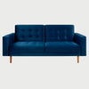 Vista frontal del sofá cama Viga tapizado en terciopelo azul, con dos amplios cojines de respaldo con detalles de botones, brazos rectos y patas de madera en tono natural.