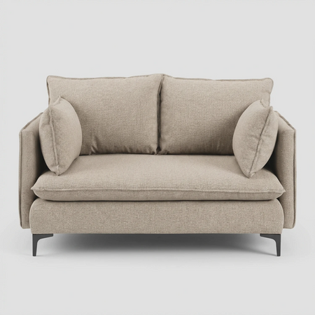 Vista frontal del sofá Cecil de 2 cuerpos en color blanco hueso; destaca su diseño de cojines mullidos, brazos rectos y patas metálicas delgadas en color negro que aportan un aspecto ligero y moderno.