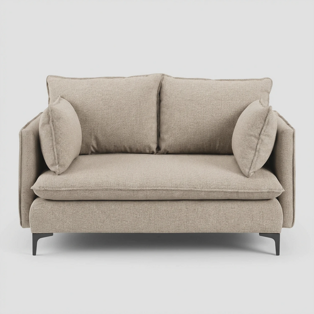 Vista frontal del sofá Cecil de 2 cuerpos en color blanco hueso; destaca su diseño de cojines mullidos, brazos rectos y patas metálicas delgadas en color negro que aportan un aspecto ligero y moderno.