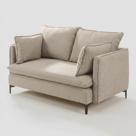 Vista lateral del sofá Cecil de 2 cuerpos; se aprecia la inclinación ergonómica del respaldo y la profundidad de los cojines de asiento, resaltando la estructura compacta ideal para espacios medianos.