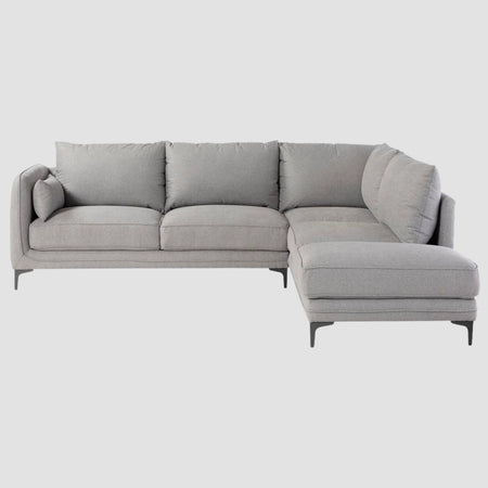 Sofá esquinero Marina GAIA con banca derecha de 3 cuerpos tapizado en tela color gris claro minimalista