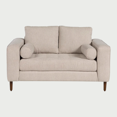 Sofá de 2 cuerpos Landero con tapizado claro, cojines de respaldo y brazos cilíndricos, ideal para cualquier espacio residencial.