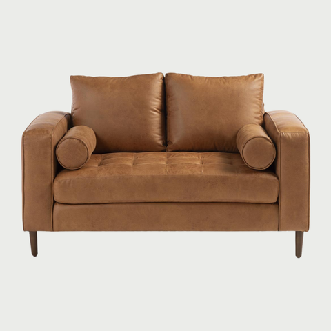 Sofá 2 cuerpos Landero en color café, con dos cojines de respaldo y brazos cilíndricos, ideal para un ambiente moderno y acogedor.
