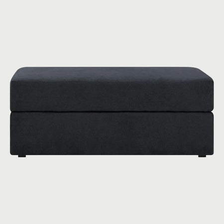 Vista frontal del taburete Amil en color negro, exhibiendo una silueta elegante y monocromática ideal para espacios contemporáneos.