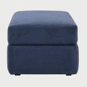 Vista posterior del taburete Amil, exhibiendo la continuidad del tapizado azul en todas sus caras y su base discreta que mantiene la estética minimalista.