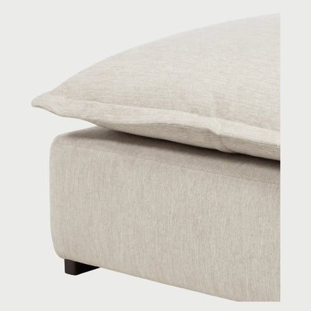 Acercamiento al taburete Emilia blanco que muestra la suavidad del cojín superior y la calidad de las costuras en los bordes, resaltando un diseño pensado para el máximo descanso y confort visual.