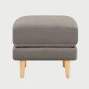 Vista posterior del taburete Levanto en color beige, exhibiendo un tapizado uniforme en todas sus caras, ideal para usarse como complemento modular en cualquier espacio.