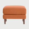 Vista frontal del taburete Levanto en color naranja, mostrando el cojín superior vibrante y su base de patas de madera en acabado nogal.
