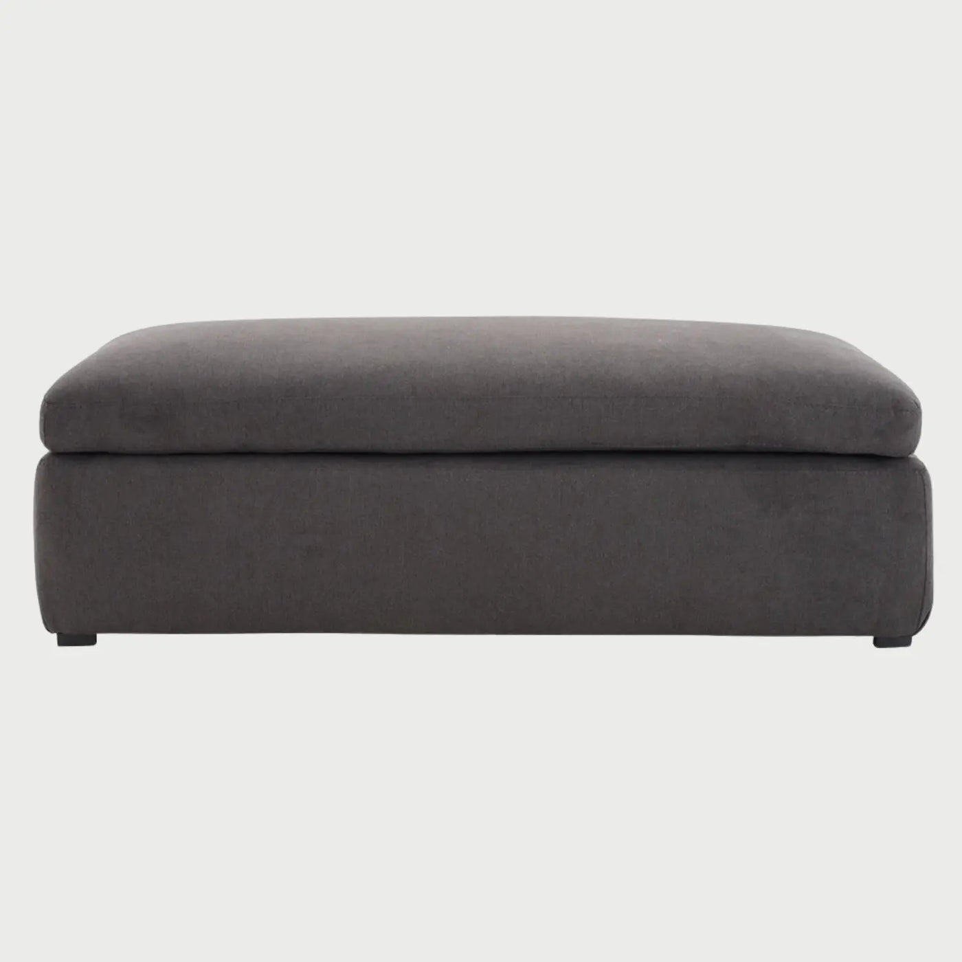 Vista frontal del taburete Marie en color gris oscuro, destacando su silueta contemporánea y el volumen de su cojín superior diseñado para un confort prolongado.