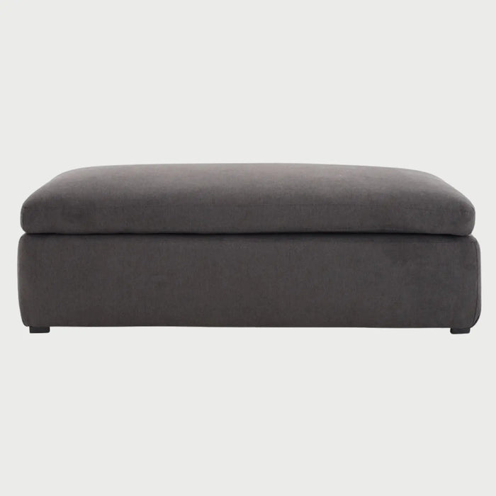 Vista frontal del taburete Marie en color gris oscuro, destacando su silueta contemporánea y el volumen de su cojín superior diseñado para un confort prolongado.
