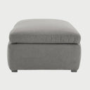 Vista posterior del taburete Marie en color gris, exhibiendo un acabado tapizado uniforme y minimalista que permite integrarlo en cualquier orientación dentro de la sala.