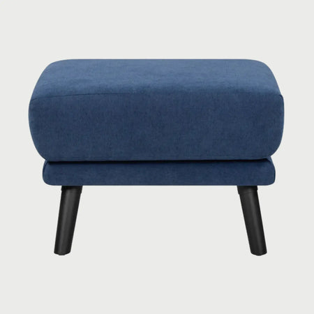 Vista frontal del taburete San Blas en color azul, resaltando la textura del tapizado y el contraste con sus patas de madera negra.