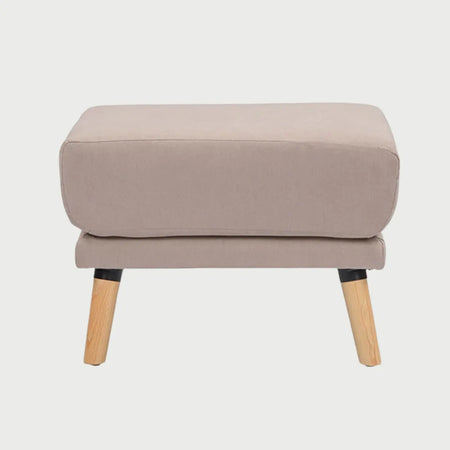 Vista frontal del taburete San Blas en color beige, resaltando la combinación de tonos neutros entre la tela y las patas de madera en acabado encino.