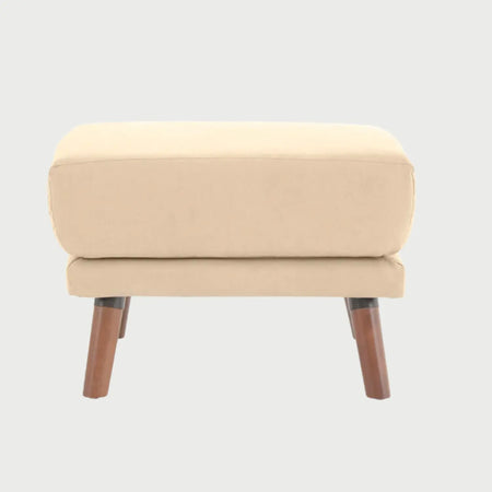 Vista frontal del taburete San Blas en color beige, resaltando la combinación del tejido neutro con el soporte de patas de madera en acabado nogal.