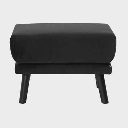 Vista frontal del taburete San Blas en color negro, exhibiendo una estética monocromática y elegante con patas a juego.