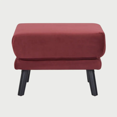 Vista frontal del taburete San Blas en color rojo, destacando el contraste audaz del tejido con la base de madera negra.