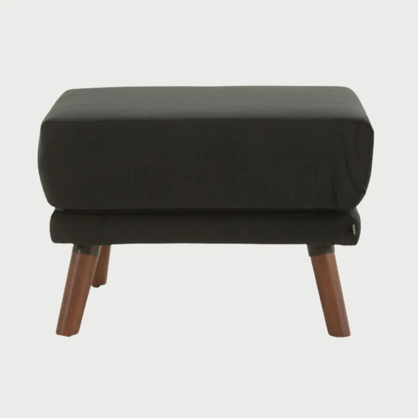 Vista frontal del taburete San Blas tapizado en terciopelo negro, con un asiento de cojín cuadrado de gran espesor y patas cónicas de madera en acabado nogal oscuro.