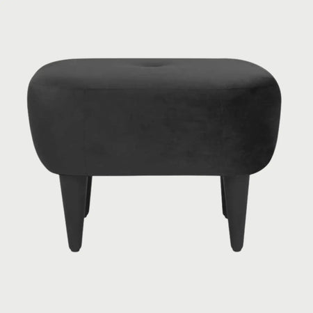 Vista frontal del taburete Tavari en color negro, exhibiendo una estética monocromática sofisticada con tapizado de terciopelo y patas a juego.