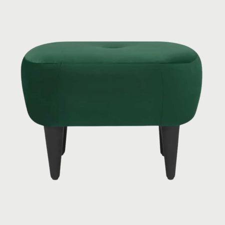 Vista frontal del taburete Tavari en color verde, resaltando la intensidad del color en el tejido aterciopelado y su estructura elevada.