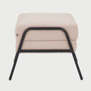 Vista posterior del taburete Tuxama en color beige, con un acabado tapizado uniforme y patas de madera oscura que mantienen la estética minimalista del mueble.